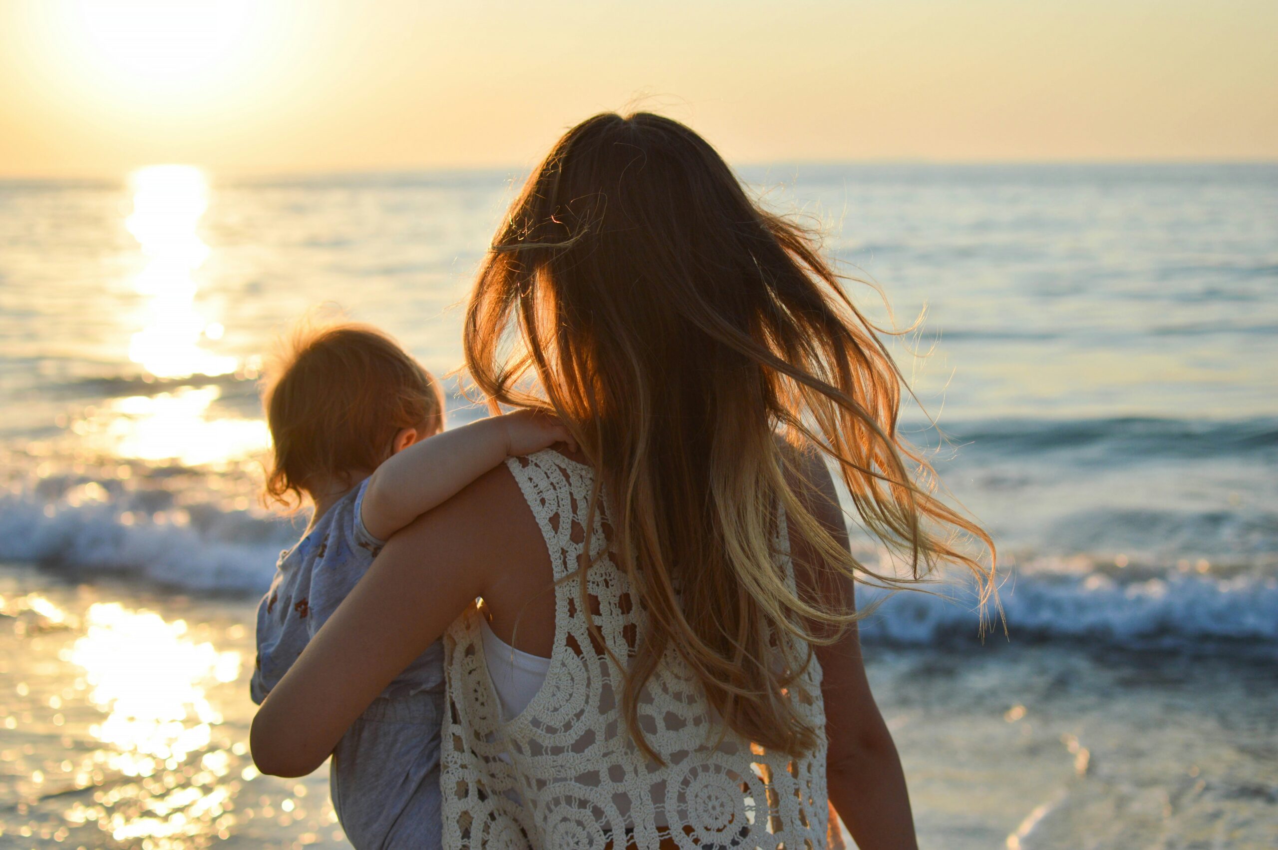 Kinder spielen und entdecken am Meer